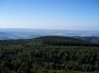 výhled z Meluzíny: do Ostrovské pánve s pozadím Doupovských hor a Slavkovského lesa