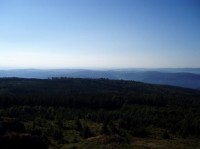 výhled z Meluzíny: Doupovské hory přes kaňonovité údolí Ohře
