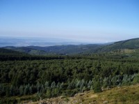 výhled z Meluzíny: údolí Plavenského potoka, v pozadí Karlovy Vary a hřebeny Slavkovského lesa