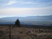 Výhled z vrcholu: Na Mědník a vrcholky Doupovských hor v mlze