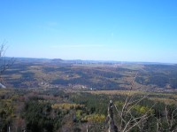 Výhled z vrcholu: V popředí Kryštofovy Hamry v údolí Přísečnice, na obzoru Bärenstein, a Scheibenberg nad větrným parkem u Jöhstadt