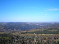 Výhled z vrcholu: Do údolí Přísečnice a na Pöhlberg na horizontu