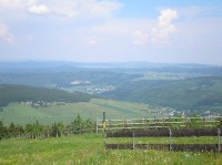 panorama: hřebeny hor - v údolí Unterwiesenthal, dále České Hamry, nad údolím Kovářská, vlevo nejdříve Velký Špičák, za ním Jelení hora