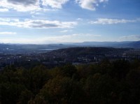 z rozhledny: Ústí nad Labem a Chabařovické jezero, na obzoru vlevo Bořeň a Zlatník, uprostřed Doubravka a vpravo Krušné hory přes Střížovický vrch