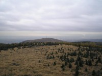 Panoramatický výhled na jih: Pohled na Jedlovou a při úpatí ležící Jirkov.