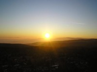 Západ slunce: Nad Krušnými horami s vrcholy Klínovce a Fichtelberg