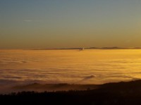 z rozhledny: Doupovské hory (přiblíženo) při západu slunce