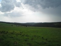 Rýžovna: osamocené chalupy, na obzoru uprostřed Auersberg