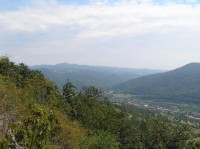 výhled z Kozího vrchu: hluboké údolí Labe s Neštědicemi