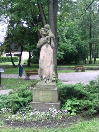 socha u vstupu do parku