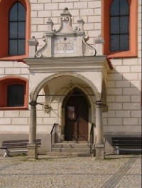 Jemnice- detail vchodu do kostela