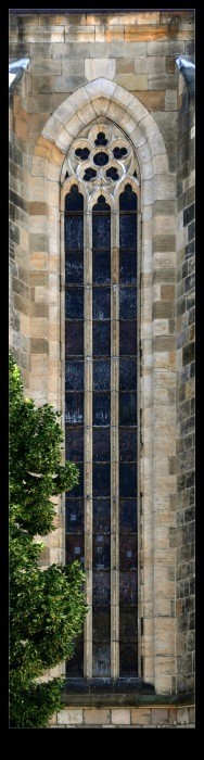 Okno chrámu Sv. Vavřince
