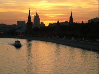 Nábřeží řeky Moskvy: Věže Kremlu a v pozadí Ministerstvo zahraničních věcí