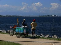 Zmrzlinář s rybářem: V pozadí most Niteroi Bridge, přes záliv Guanabara