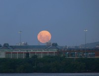 Moonrise: Východ měsíce nad Porto Alegre