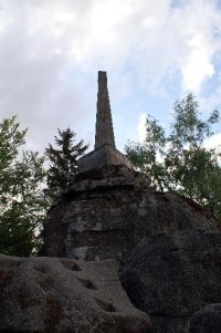 Vrchol: Oblisk na vrcholu Vysokého kamene je dobře viditelný už ze silnice