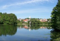 Plumlov: Pohled na město Plumlov přes rybník Bidelec.