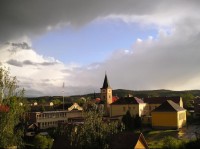 Stráž - pohled na kostel sv. Václava a školu