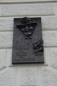 Loretánské náměstí: pamětní deska Hany Benešové na domě, v kterém bydlela 