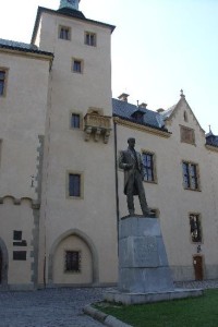 Kutná Hora: Vlašský dvůr se sochou T.G.Masaryka 