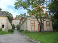 Nepomuk - Zelená Hora: nádvoří zámku s kostelem Nanebevzetí Panny Marie