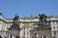 Pražský hrad: sousoší gigantů u prvního nádvoří