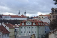pohled od Pražského hradu: pohled na Strahovský klášter a dům U zlaté hvězdy v Nerudově ulici