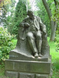 Hořice v Podkrkonoší: pomník Mikuláše Alše ve Smetanových sadech 