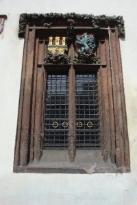 Staroměstské náměstí: Staroměstská radnice -  gotický okno Wolfínova domu 