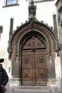 Staroměstské náměstí: Staroměstská radnice -  gotický portál Wolfínova domu 