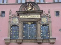 Staroměstské náměstí: Křížov dům s renesančním oknem s nápisem Praga caput regni 
