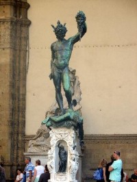 Florencie: Loggia Lanzi na námeěstí della Signoria - socha Persea a hlavou Medusy od B.Celliniho 