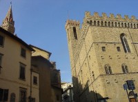 Florencie: vlevo věž kostela Badia a vpravo Bargello 