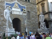 Florencie: Palazzo Vecchio - hlavní brána s kopii Michelangelova Davida a sochou Herkula a Cacuse od Bandinelliho