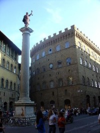 Florencie: náměstí Santa Trinita - sloup se sochou Sprqvedlnosti a palác Strozzi 