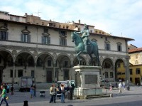 Florencie: Piazza della Santissima Annunziata - jezdecká socha Ferdinanda I od Giambologni