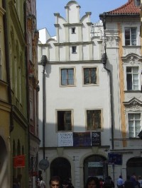 Muzeum výtvarných umění: Na nároží Husovy a Karlovy ulice,  výstavní centrum Českého muzea výtvarných umění v Praze (dříve Středočeské galerie). Je umístěno ve třech rekonstruovaných měšťanských domech, které patří ke stavebně nejpozoruhodnějším na K