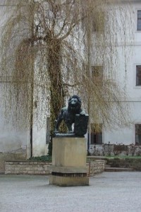 Strahovský klášter: Lev s československým znakem - Hradčany, na nádvoří Strahovského kláštera je socha umístěna od r. 1987. Vytvořil ji Bohumil Kafka. Při tvorbě měl v ateliéru v kleci živý model lva. 