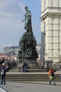 Křížovnické náměstí: Karel IV. - Křižovnické náměstí; významný novogotický památník ve střední Evropě podle modelu Arnošta Hänhela ( drážďanský sochař) zhotovila dílna v Norimberku roku 1848 k 500. výročí založení Karlovy univerzity. Pomník byl zříze