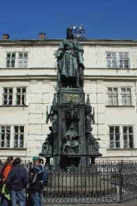 Křižovnické náměstí: socha Karla IV