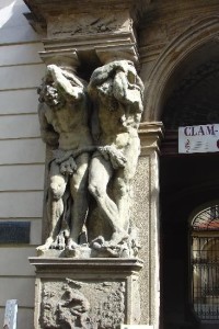 Clam-Gallasův palác: Atlanti (Giganti) - Clam-Gallasův palác, Husova ul.; sochy, které zdobí vchody do jedné z nejlepších barokních staveb Prahy, patří k raným dílům Matyáše Bernarda Brauna. Dílo z méně kvalitního pískovce bylo značně poškozeno erozí