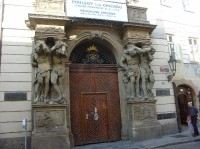Clam-Gallasův palác: Atlanti (Giganti) - Clam-Gallasův palác, Husova ul.; sochy, které zdobí vchody do jedné z nejlepších barokních staveb Prahy, patří k raným dílům Matyáše Bernarda Brauna. Dílo z méně kvalitního pískovce bylo značně poškozeno erozí