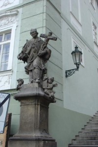 Radniční schody: socha sv. Jana Nepomuckého 