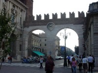 Verona: Porta Borsani ústící na náměstí Bra 