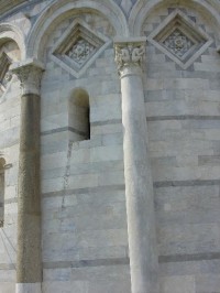 Pisa: Piazza dei Miracoli - baptisterium - detail 
