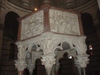 Pisa: Piazza dei Miracoli - baptisterium  - kazatelna (detail) od Nicoly Pisana 