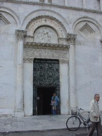 Lucca: kostel Santa Maria Forisportam - portál 