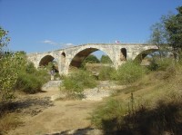 Pont Julien: římský most z dob Julia Cesara, nesoucí jeho jméno, v blízkosti městečka Bonnieux 