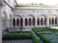 Sénanque: klášterní rajský dvůr