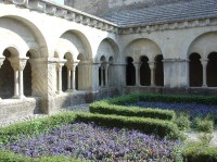 Vaison La Romaine: rajský dvůr kostela Notre Dame de Nazareth